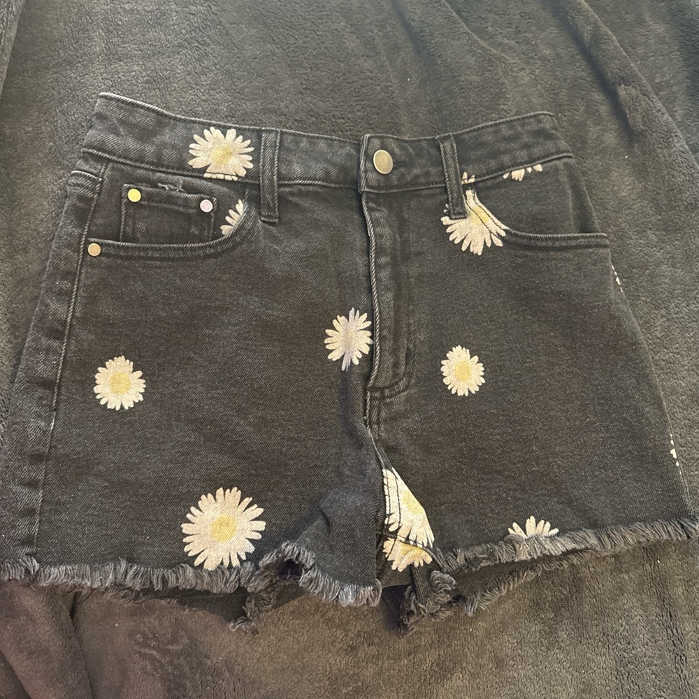 dark wash denim floral shorts! 🖤🌼